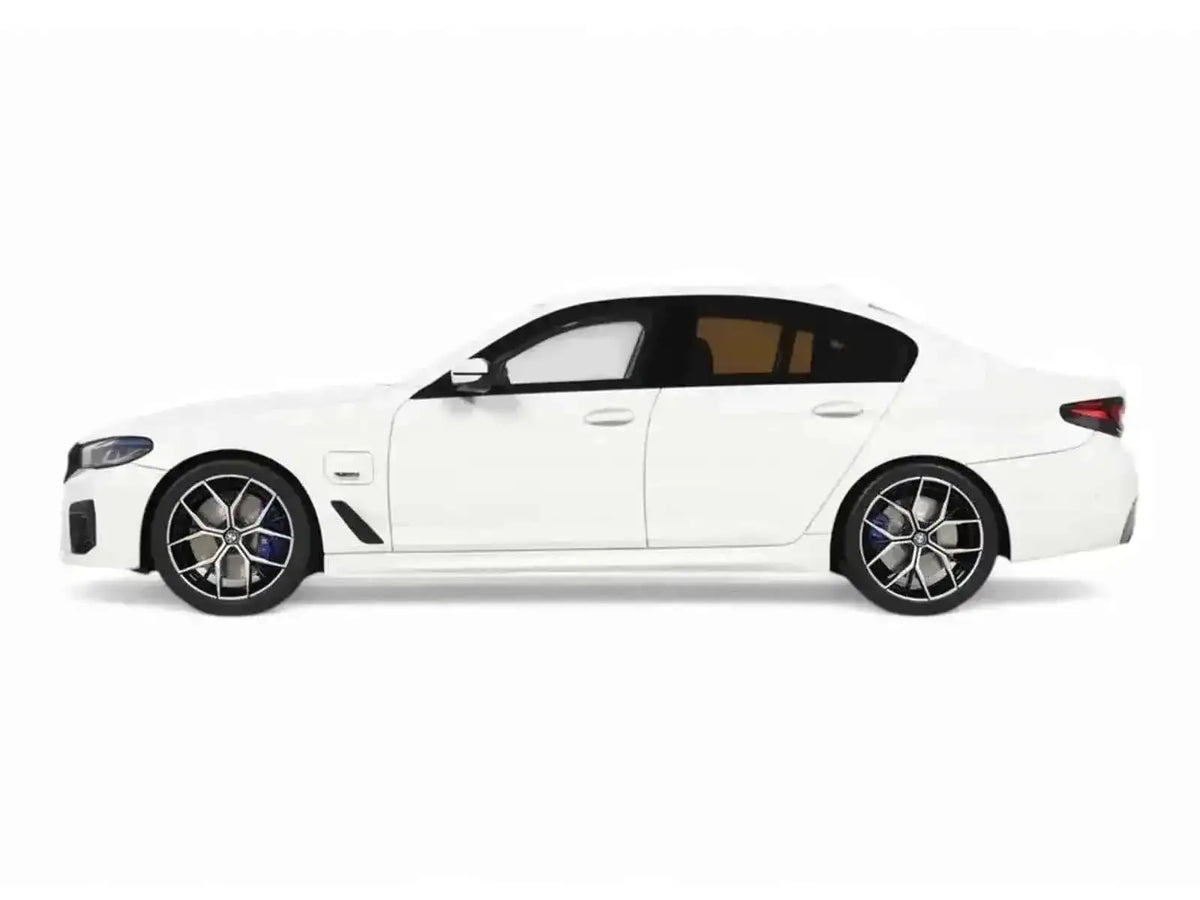 2023 BMW 545e xDrive M Sport Alpine White 1/18 Model Car by GT Spirit Cartsfy Inc.