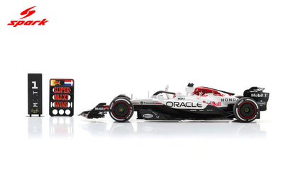 Spark-Model F1 RB21 Team Oracle Red Bull Racing #1 Winner Japan GP 2025 (Verstappen) 1:18 WITH DISPLAY