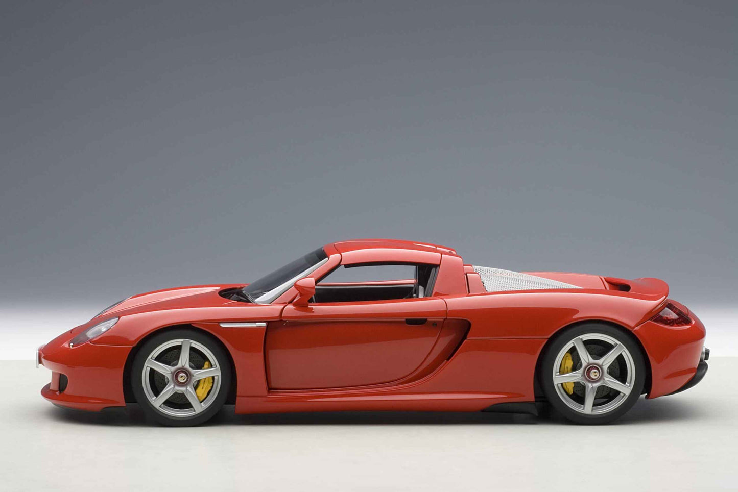 AUTOart Millennium Porsche Carrera GT Guards Red DIECAST 1:18