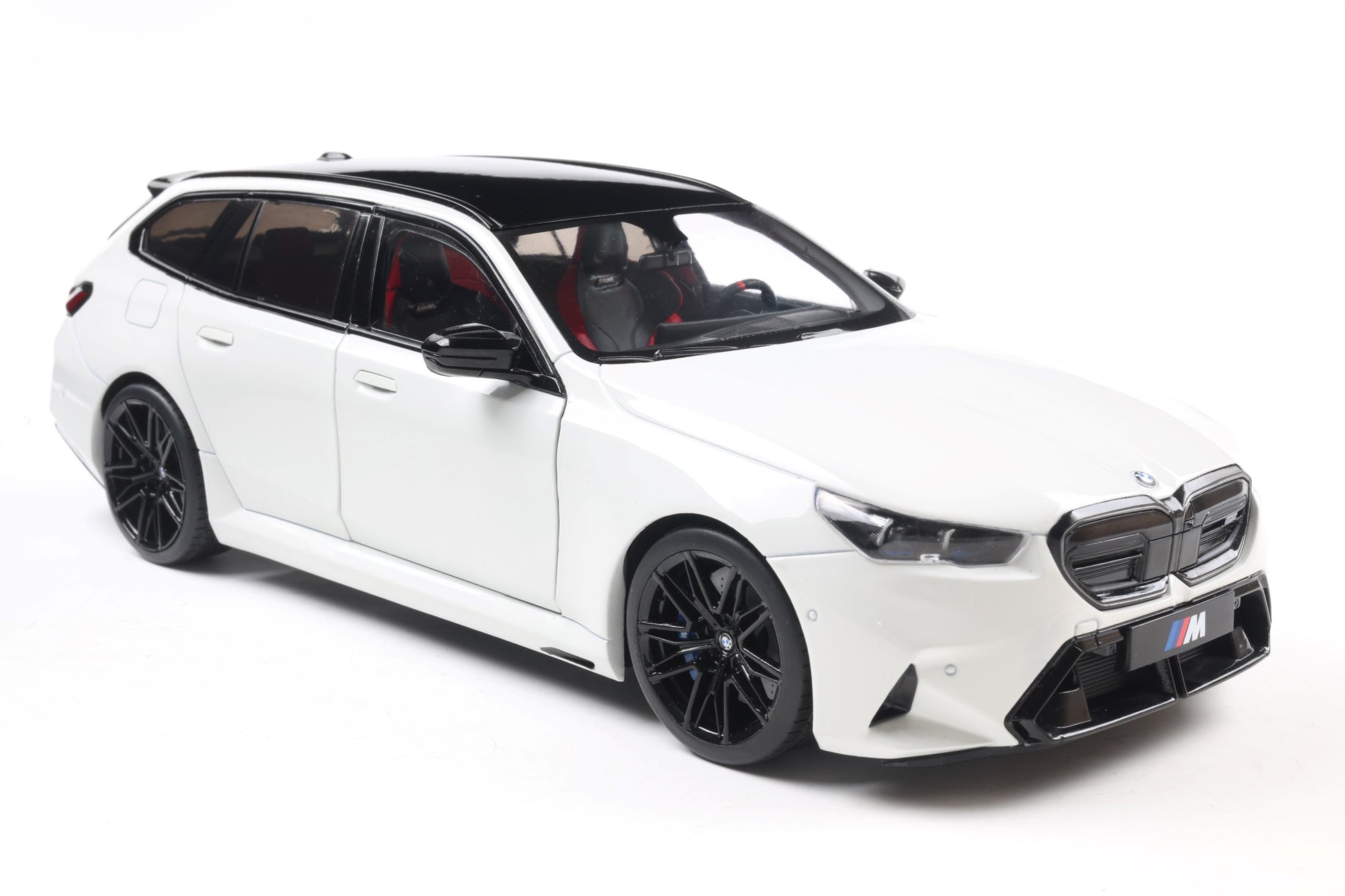 Solido 2024 BMW M5 (G99) Touring M Wagon Alpine White 1:18