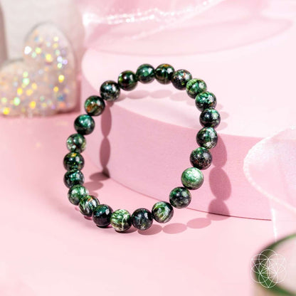 Green seraphinite bead bracelet on pink box, round dark and green beads