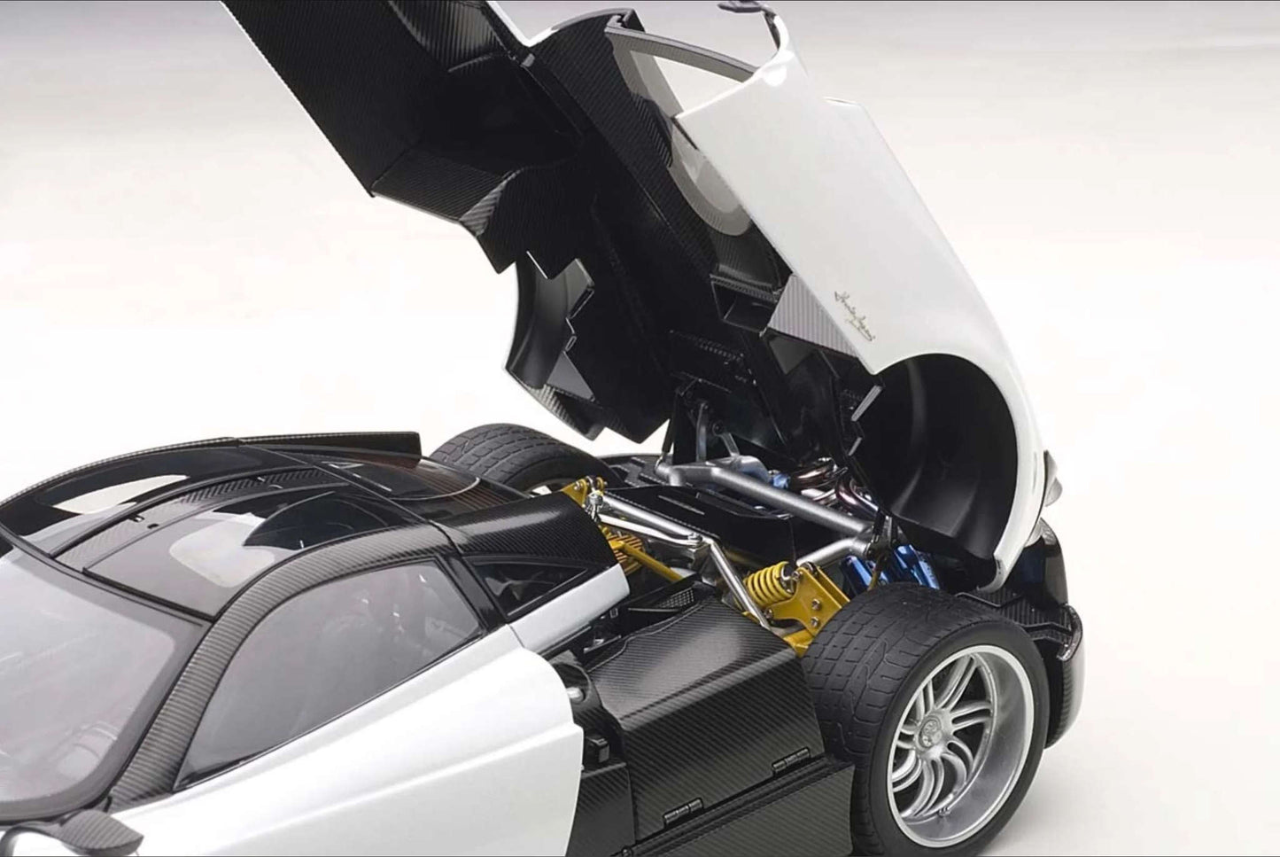 AUTOart Signature Pagani Huayra White DIECAST 1:18 Cartsfy Inc.