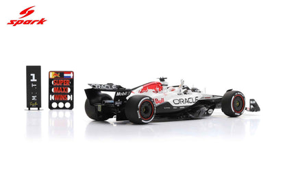 Spark-Model F1 RB21 Team Oracle Red Bull Racing #1 Winner Japan GP 2025 (Verstappen) 1:18 WITH DISPLAY