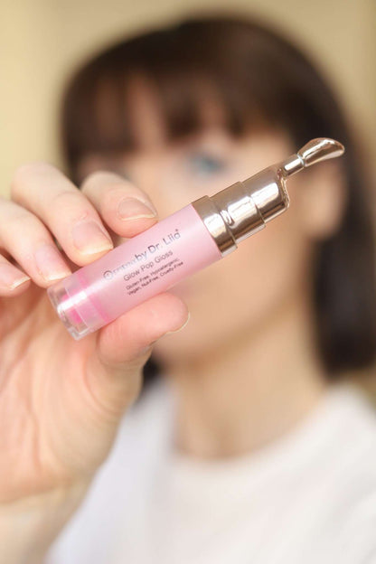Glow Pop gloss & lip treatment lip gloss applicator in hand