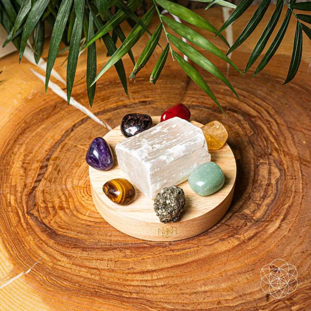 Money-magnet lamp with round wooden base and crystal stones centerpiece