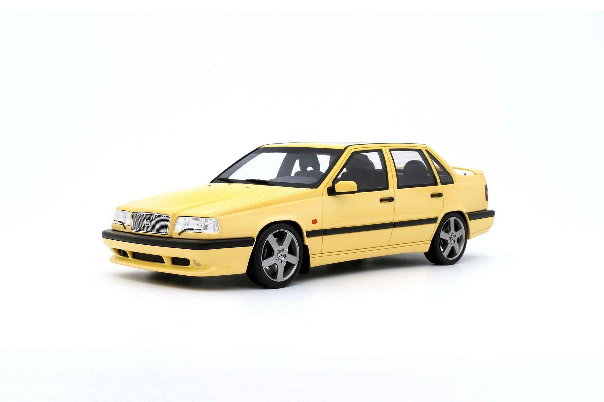 Cream yellow 1:18 Volvo 850 T5R station wagon model, front-right three-quarter view