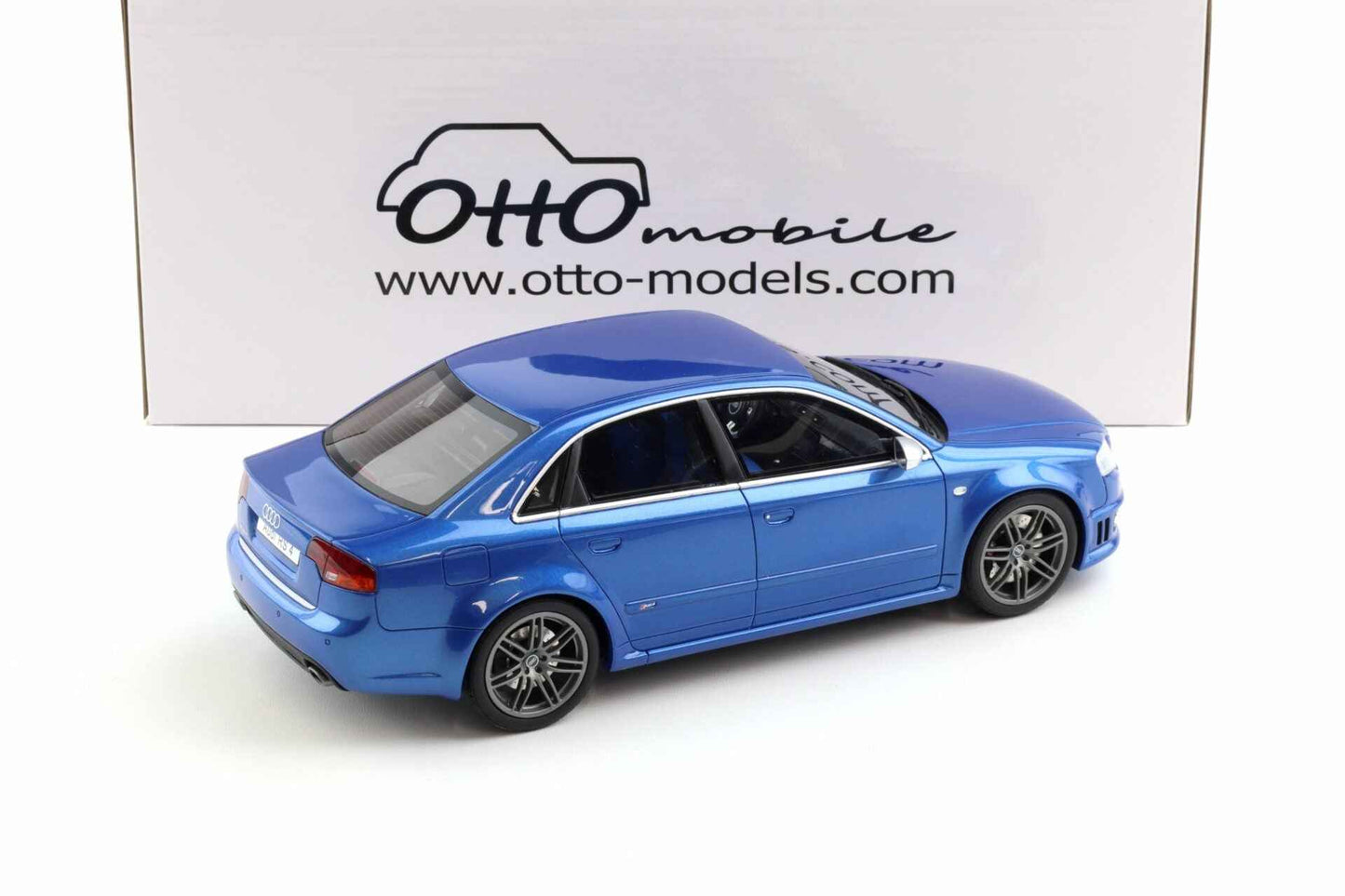Otto 2007 Audi RS4 Sedan B7 4.2L V8 FSI Sprint Blue 1:18 Cartsfy Inc.
