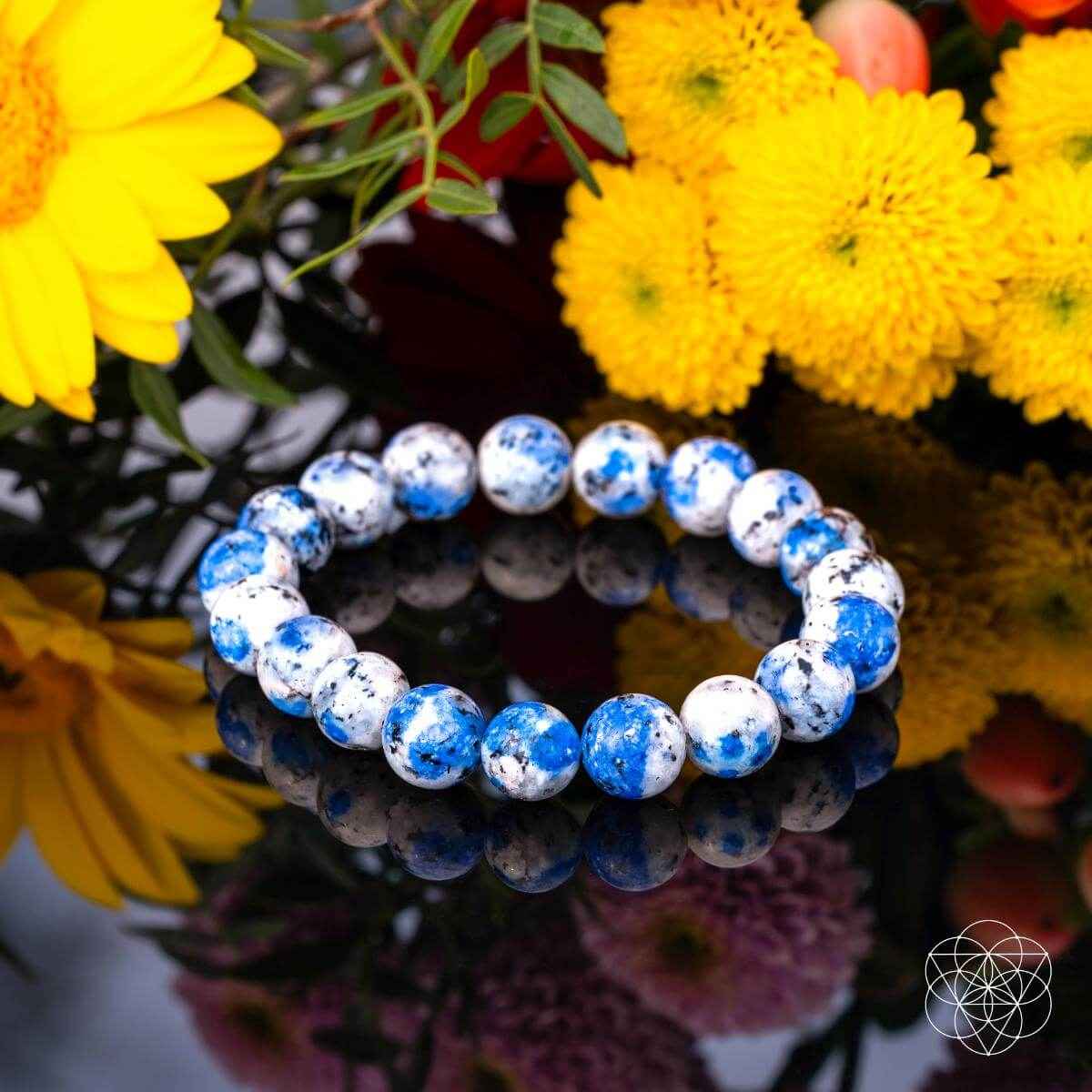Blue and white beaded stone bracelet with round beads