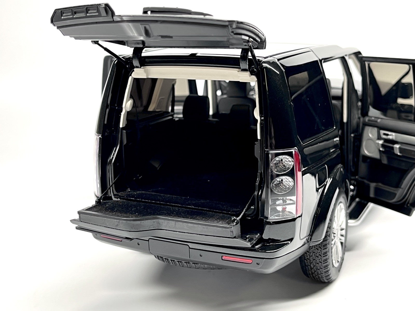Whelart 2019 Land Rover Discovery 4 LR4 Black Metallic 1:18