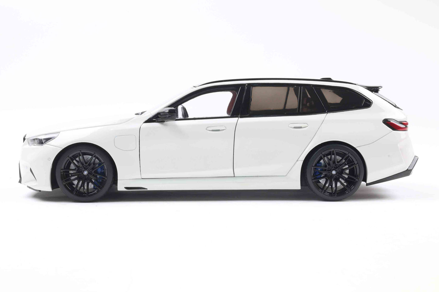 Solido 2024 BMW M5 (G99) Touring M Wagon Alpine White 1:18 Cartsfy Inc.