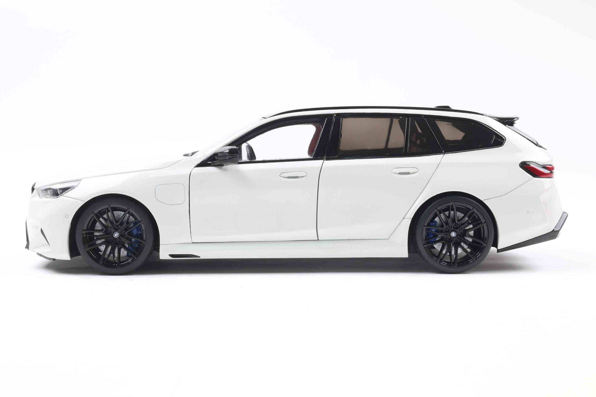 Solido 2024 BMW M5 (G99) Touring M Wagon Alpine White 1:18 Cartsfy Inc.