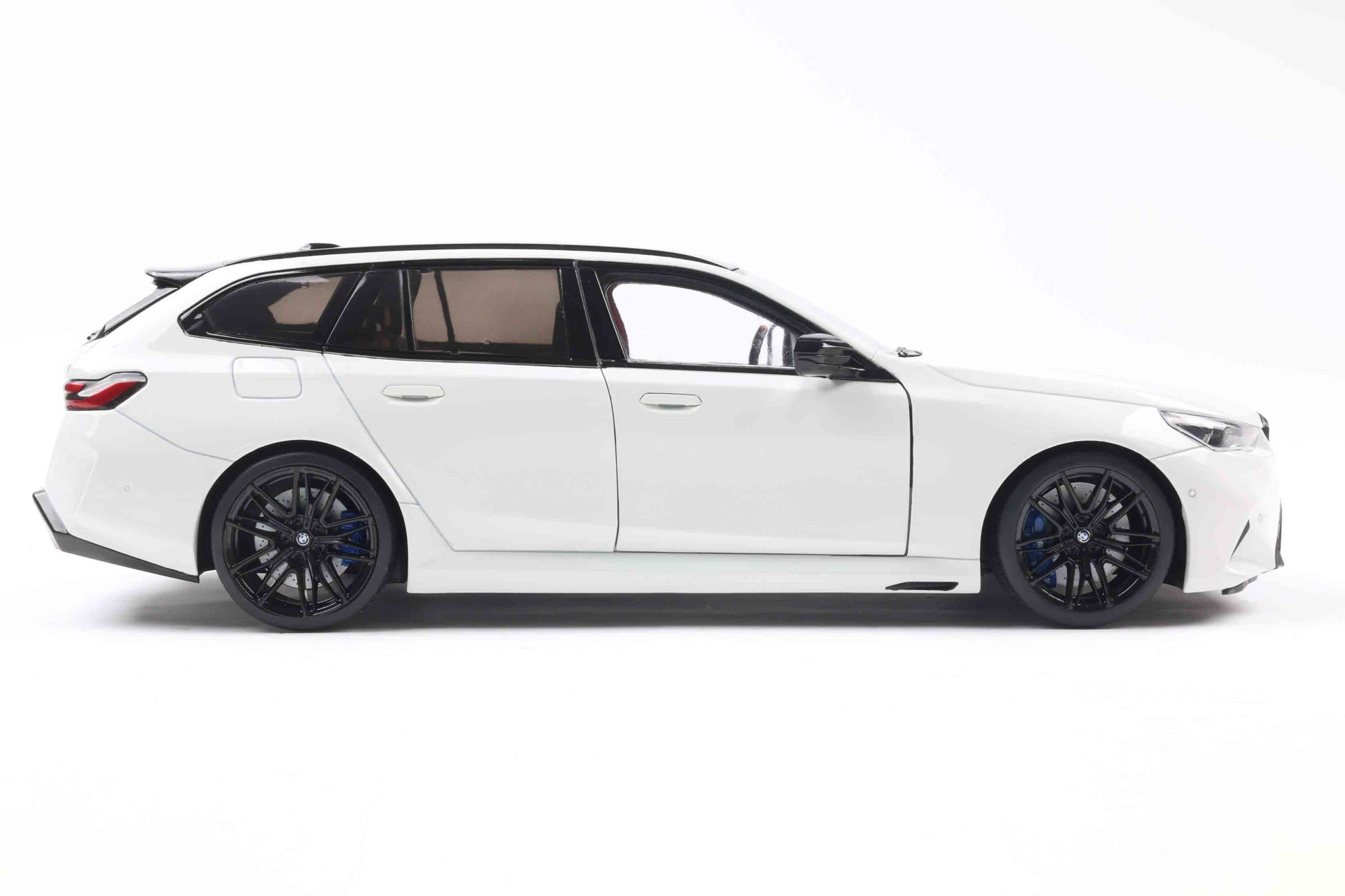 Solido 2024 BMW M5 (G99) Touring M Wagon Alpine White 1:18 Cartsfy Inc.