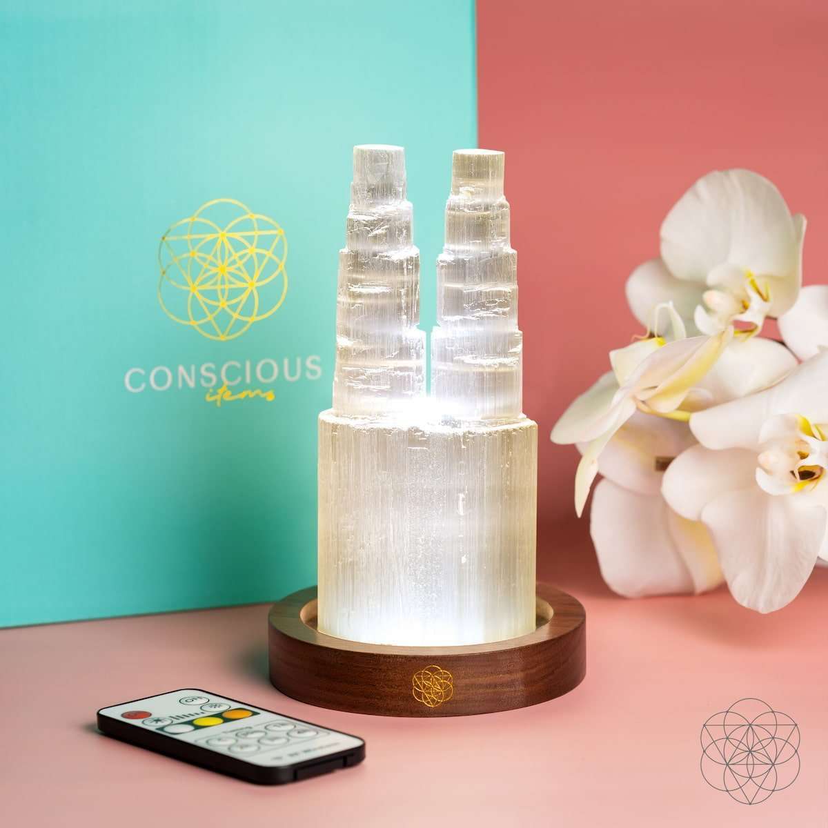 Two-tower selenite lamp with two lit crystal columns on round wooden base