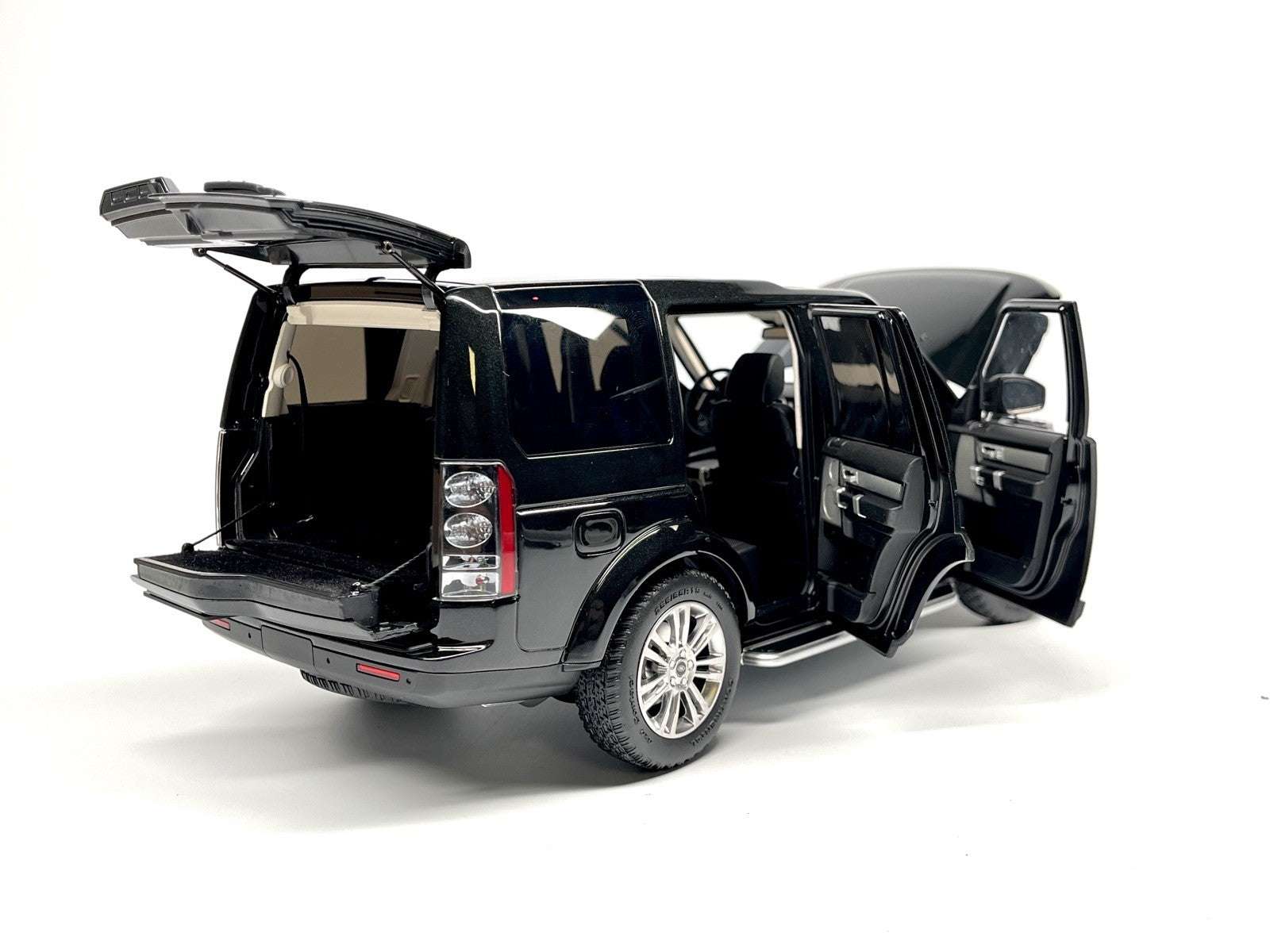 Whelart 2019 Land Rover Discovery 4 LR4 Black Metallic 1:18 Cartsfy Inc.
