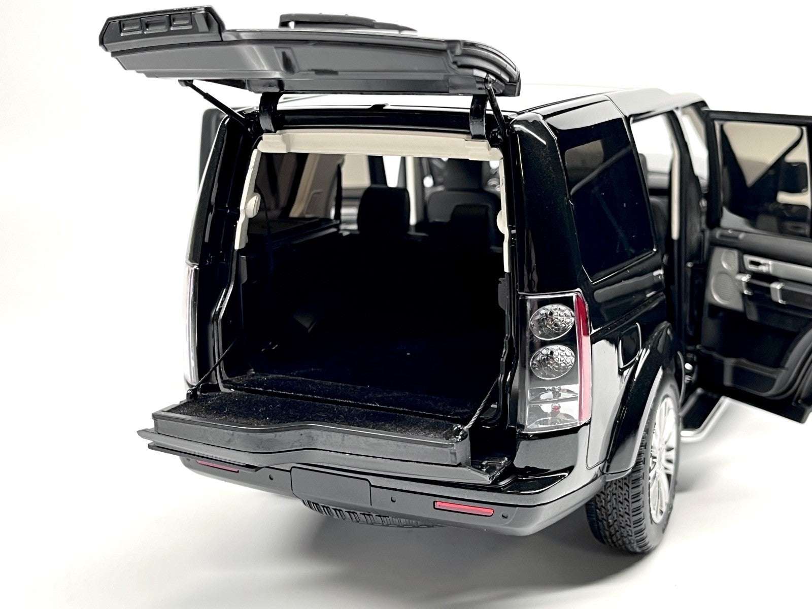 Whelart 2019 Land Rover Discovery 4 LR4 Black Metallic 1:18 Cartsfy Inc.